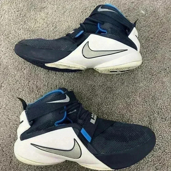 Lebron‎ Basketball Sneakers - Picture 2 of 6